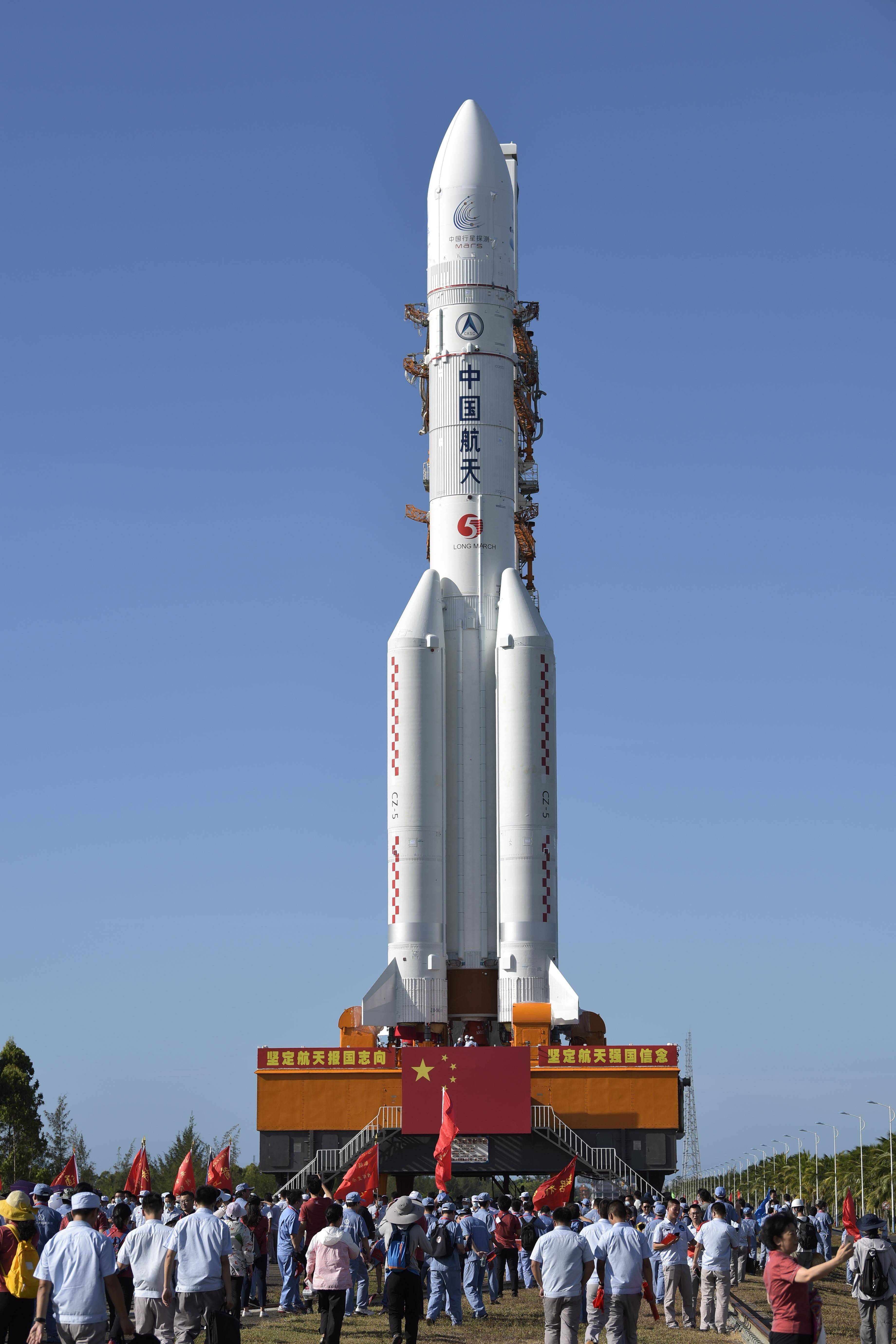 长征五号遥四运载火箭垂直转运至发射区 计划择机实施我国首次火星