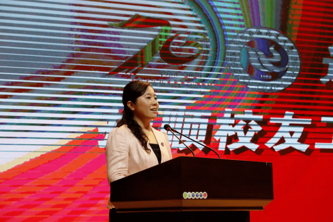 钱建华和抚顺市人民政府副市长王金华成为抚顺校友工作委员会的首任