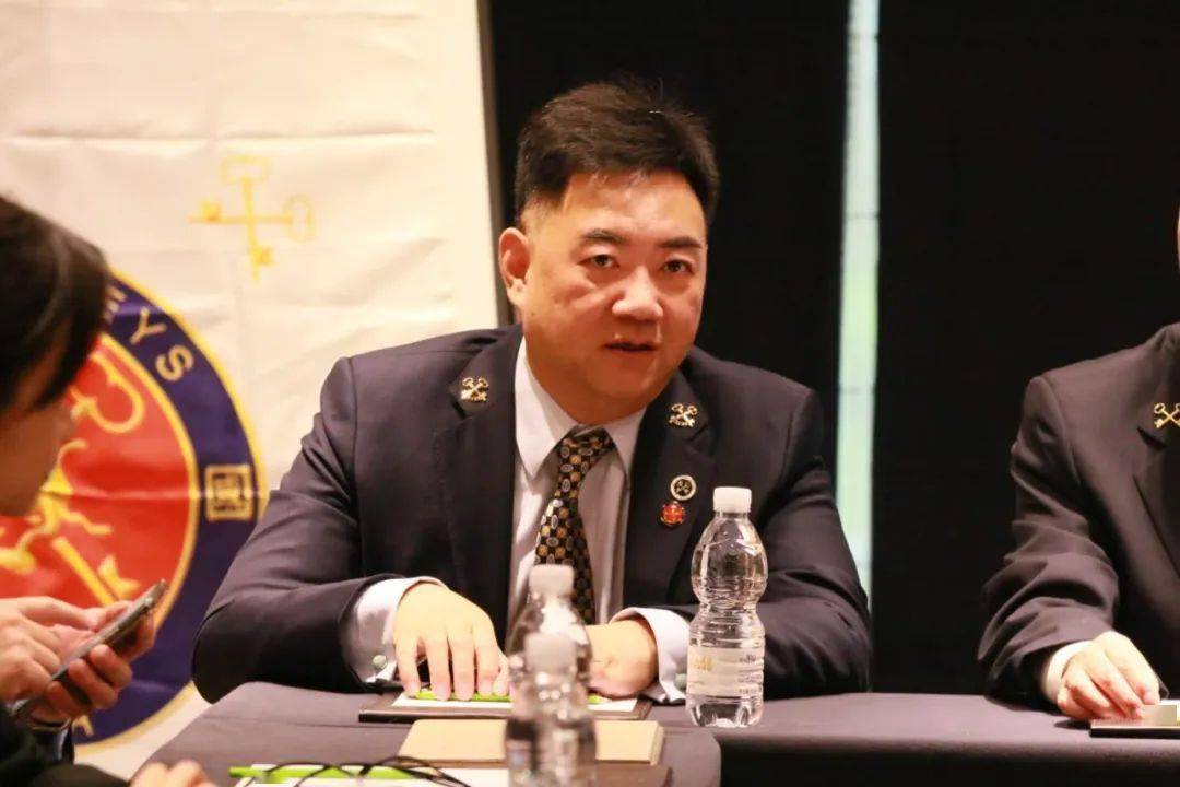 上海地区金钥匙执委会议由张兆魁先生和王峥晔先生主持.