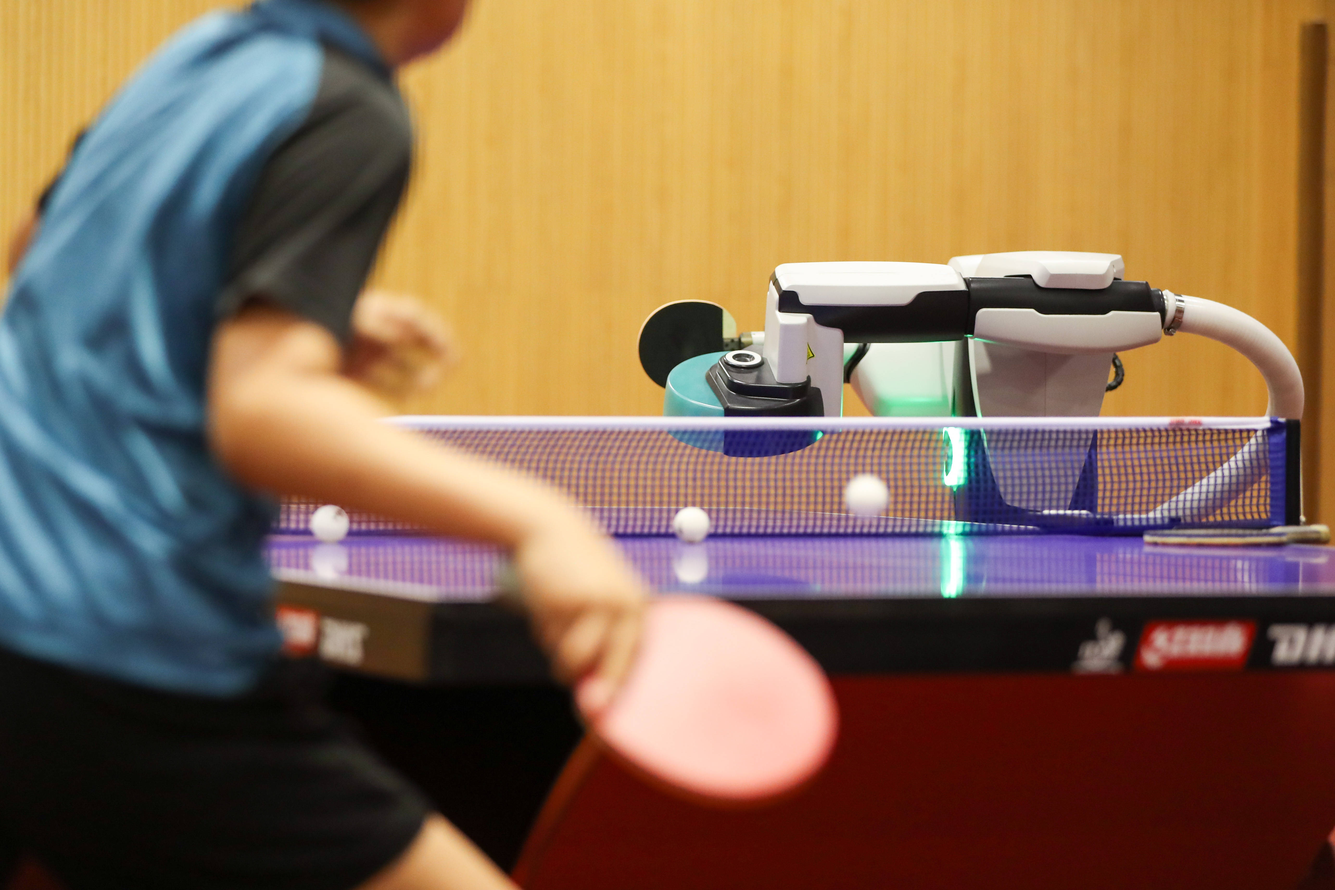无情的发球机器！全球首台AI发球机器人在中国乒乓球学院诞生 - 时刻