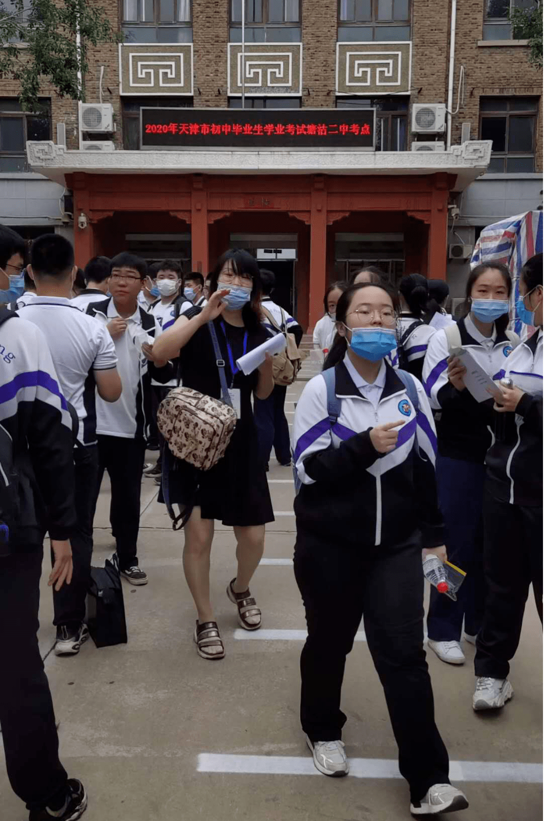 因为要去塘沽考点,所以空港学校的老师们早上6:50就集合出发了.