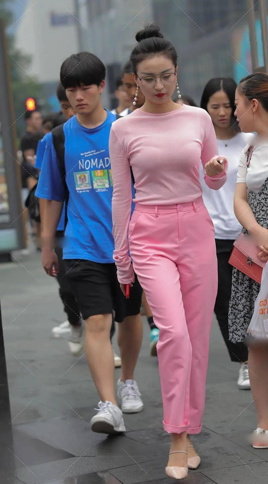 小姐姐穿搭粉色上衣突显身材,粉色正装裤搭配高跟鞋简单精致