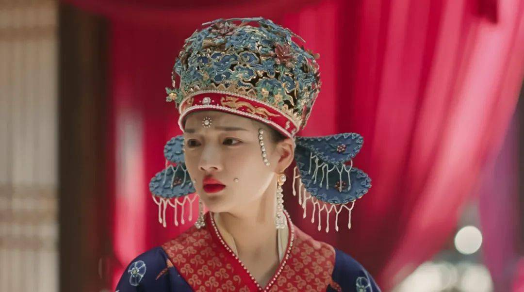 上次珍珠妆这么火是在《清平乐》里,无论是素衣少女,还是华冠后妃