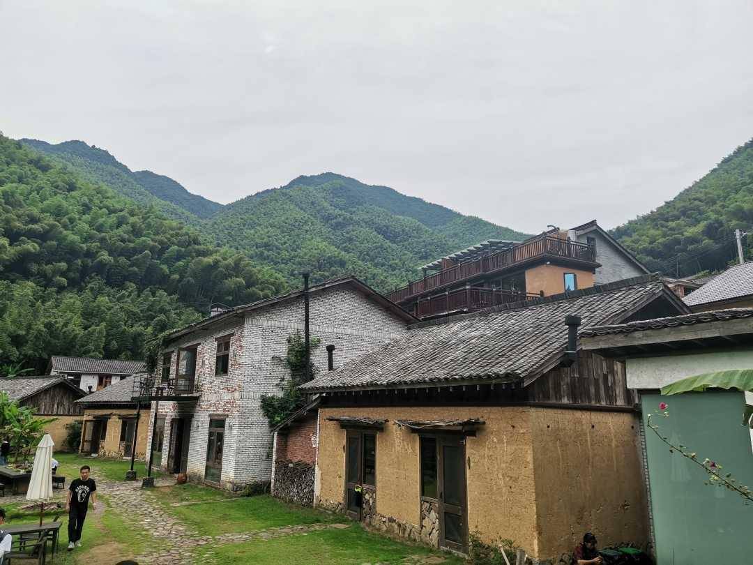 新丰民族村戴家山自然村是一个位于浙江省桐庐县莪山畲族乡高山上的
