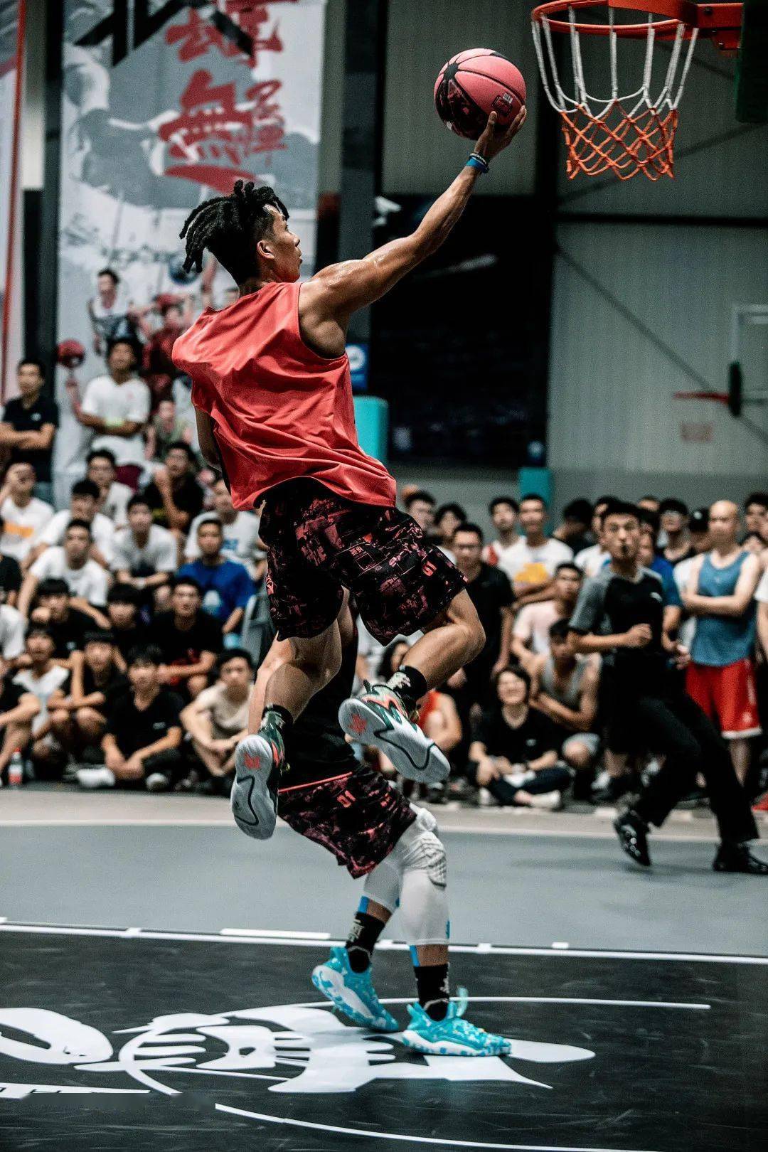 「肆」无忌惮上场「疯」「要疯」之旅一路引燃草根篮球的热情南下