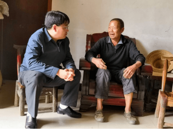 全市基层党组织治理能力提升行动以来,竹山县委书记龚举海坚持带头