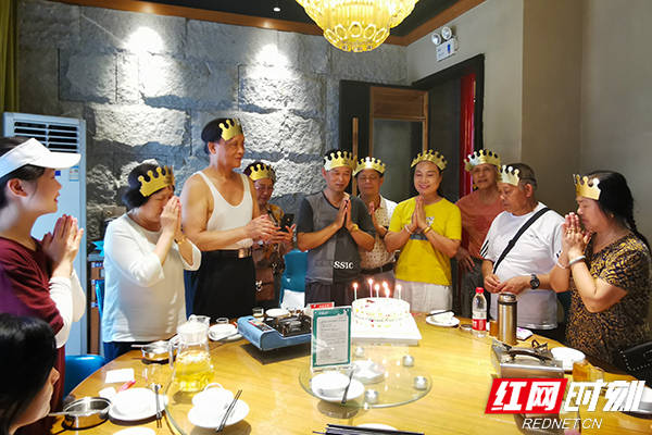 长沙洞井街道举行计生特殊家庭季度生日会