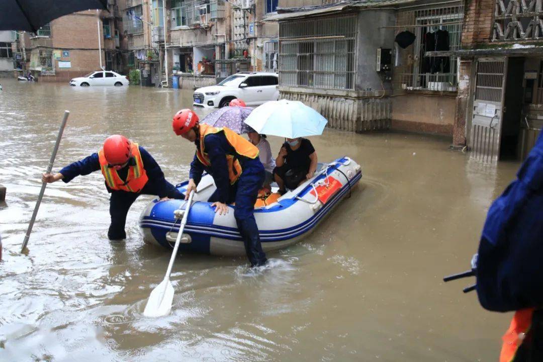 小渡船街道办事处大桥路社区春笋小区积水严重,消防官兵解救被困居民