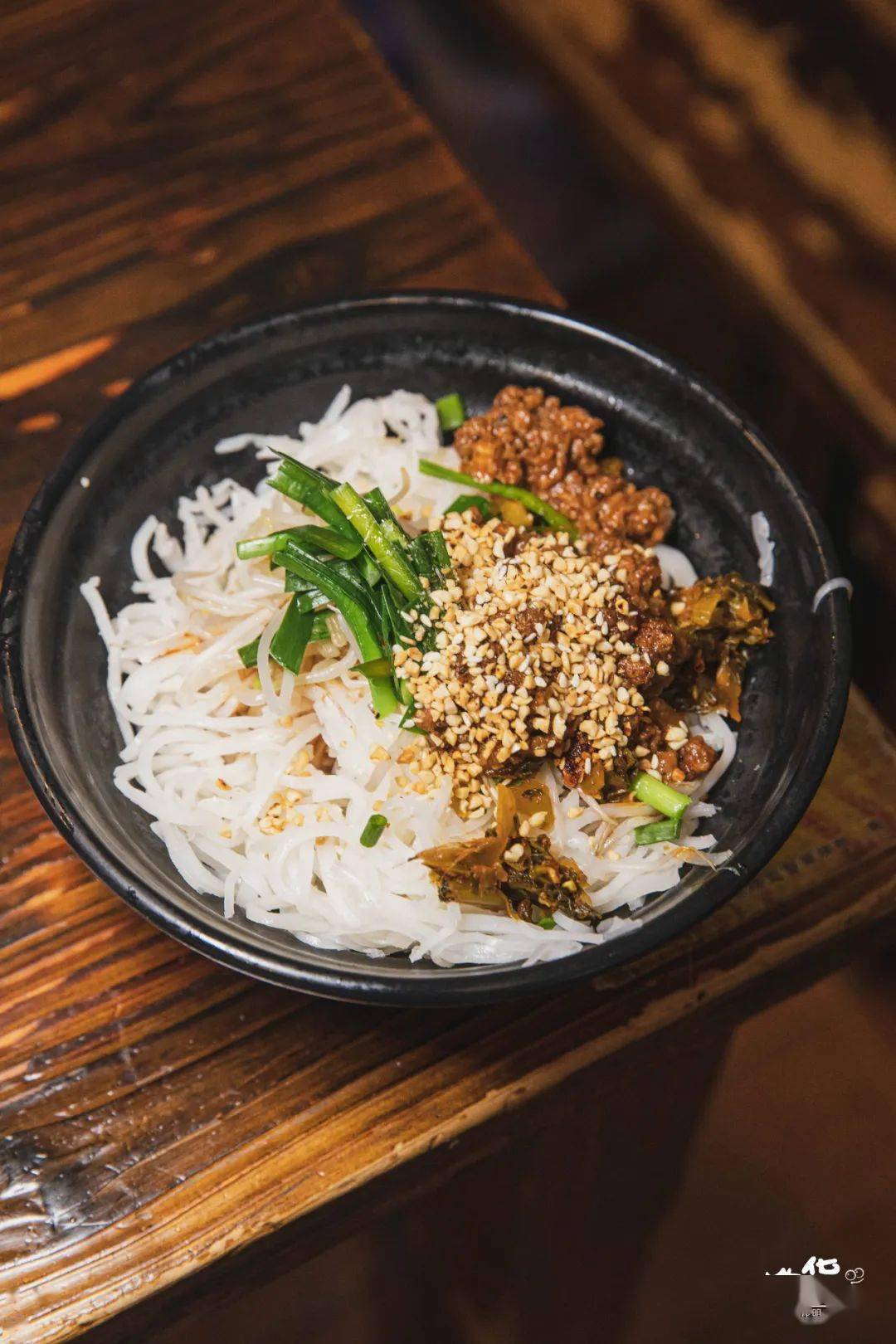 靠蒸饵丝火起来的街边店,100 种小食吃到爽!_曲靖