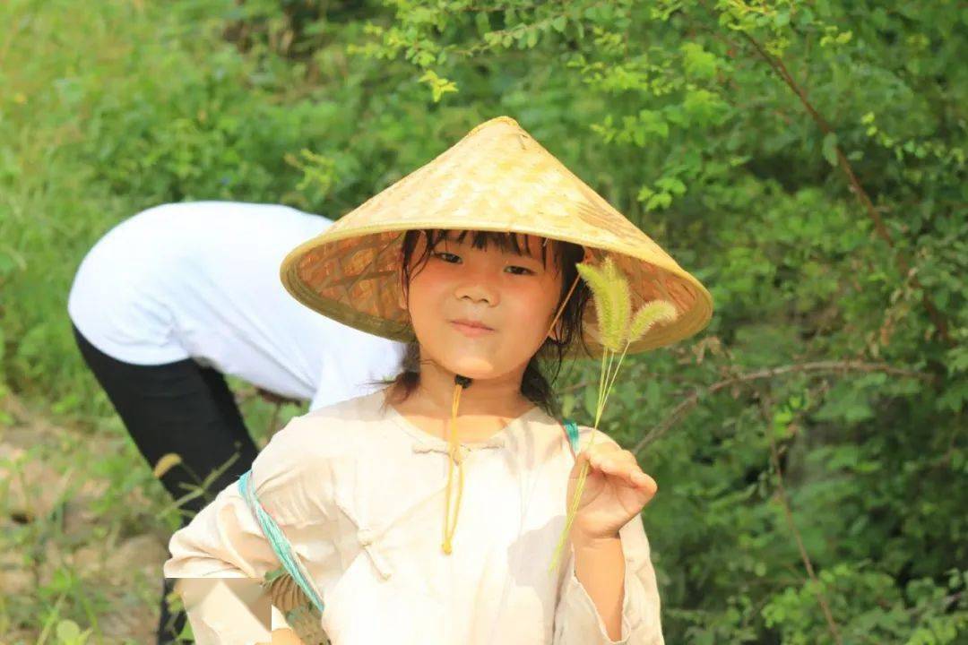 小朋友戴斗笠采蘑菇图片