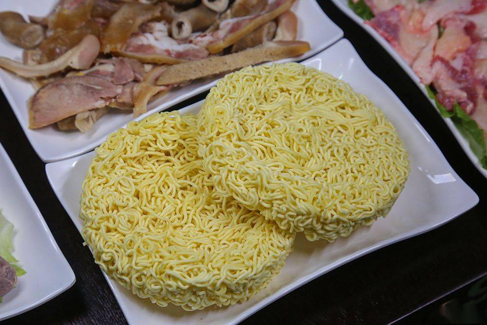 涮牛火锅如果想来上一份主食的话,首选推荐三线面, 吸饱汤汁的面条