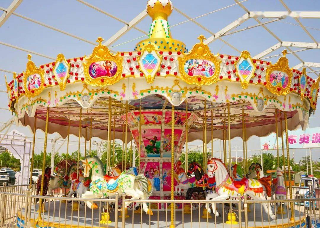 的东夷游乐场,有旋转木马,各种游乐车,滑梯组合等等,是小朋友们的乐园