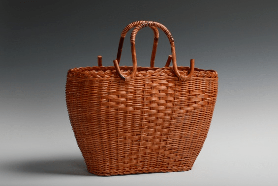 的民族服饰文化,采用芒编和毛线进行结合,先通过芒编工艺编织出包具