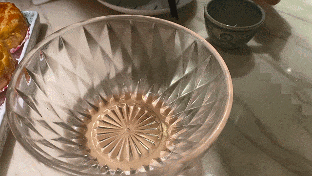 吃饭前烫碗筷其实有个专门的词,叫做láng碗.