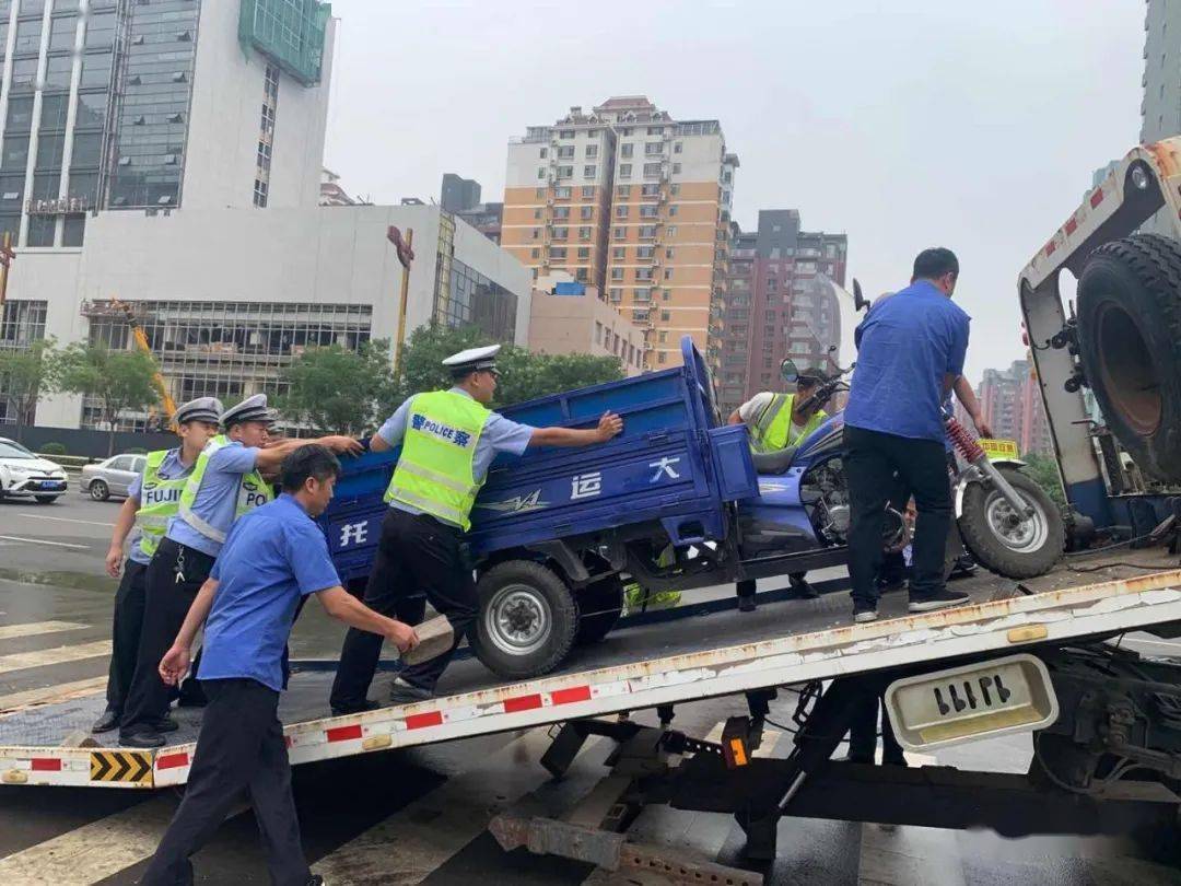 被拖走的三轮车