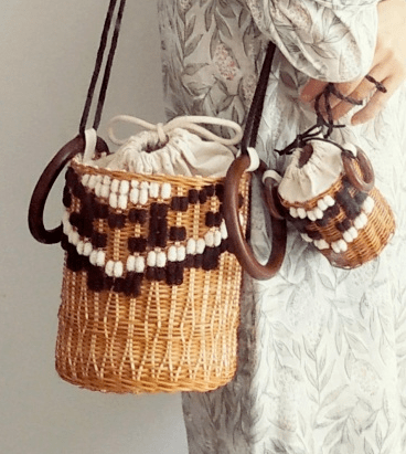 风大裙摆礼服,经过再设计,加工和改进造型,以芒编工艺进行编织呈现