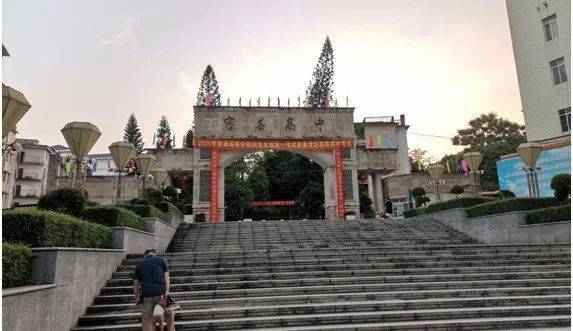 北流街不远的这两所学校的小卖部,起拍价15万元/月,一年租金可以买三