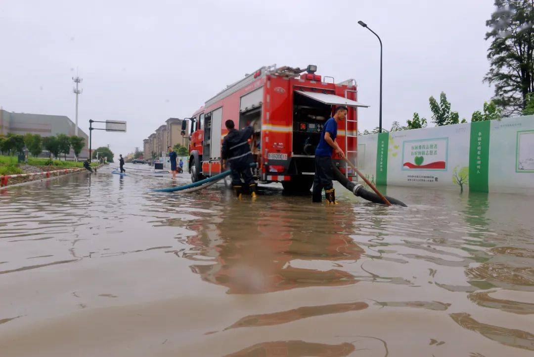 暴雨侵襲湖州織裡消防排澇除險解民憂