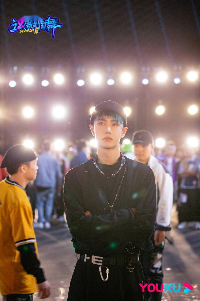 《这!就是街舞》发布王一博剧照 灯光下的黑豹少年无惧无畏