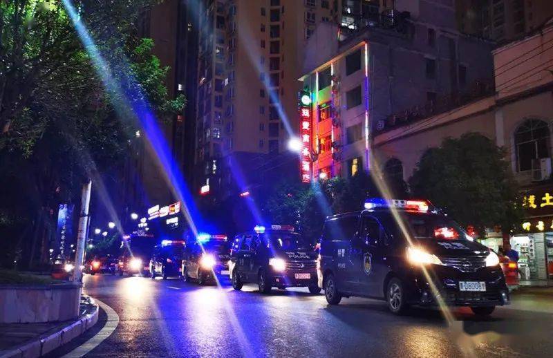 警务视点让城市烟火气更旺石阡特警夜巡护航地摊经济发展