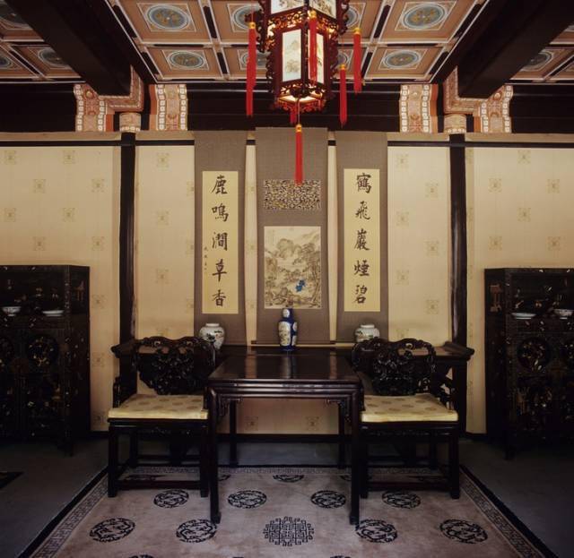 中国古代的客厅,称为厅堂是会见宾朋,长幼教谕,喜庆活动的场所,需镇得