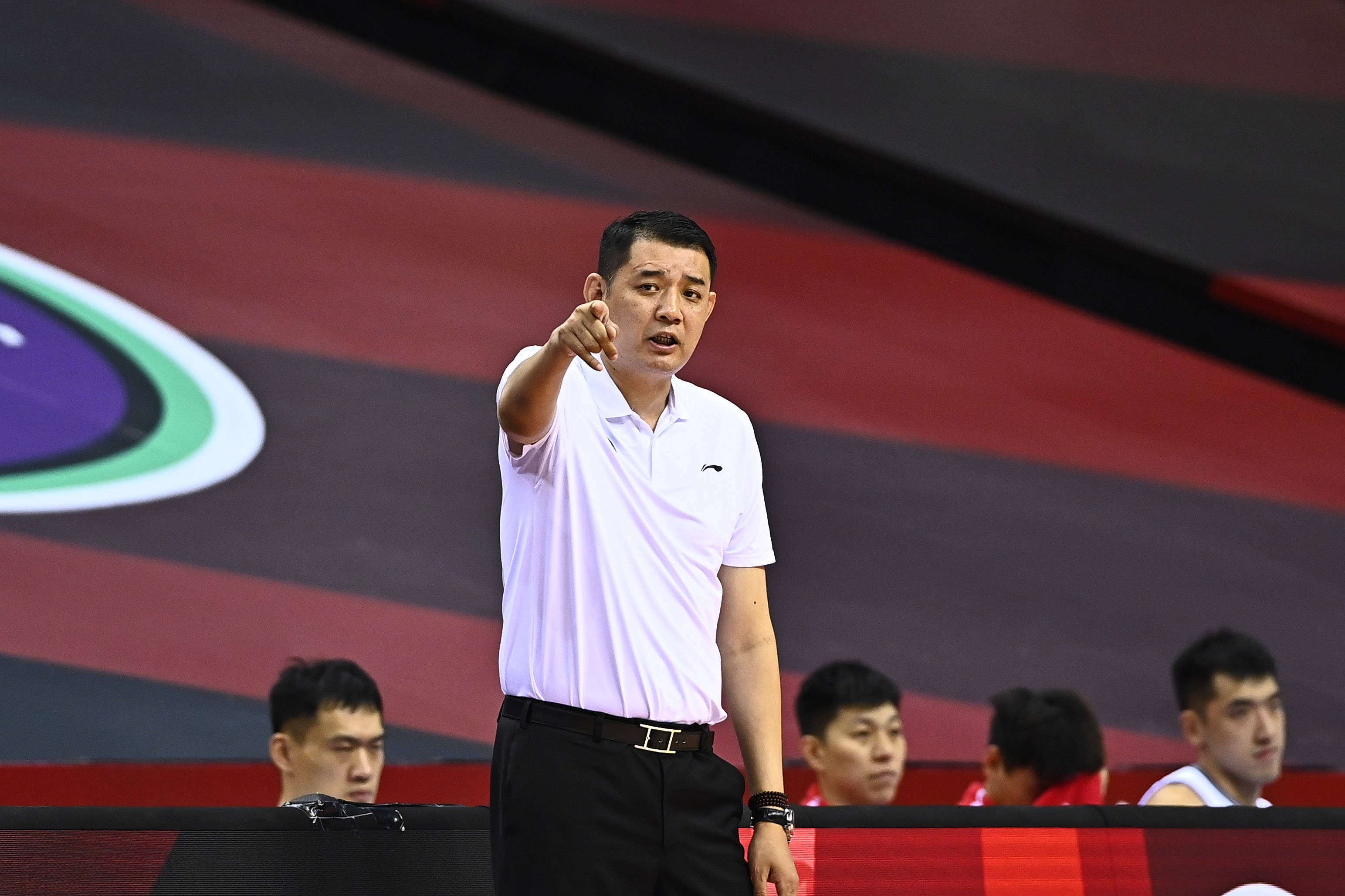 7月22日,山东西王队主教练巩晓彬在场边指挥.