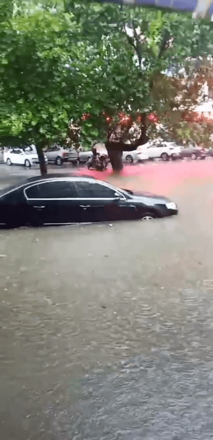 大暴雨!河南强降雨仍在继续,部分地区车辆已"乘风破浪"