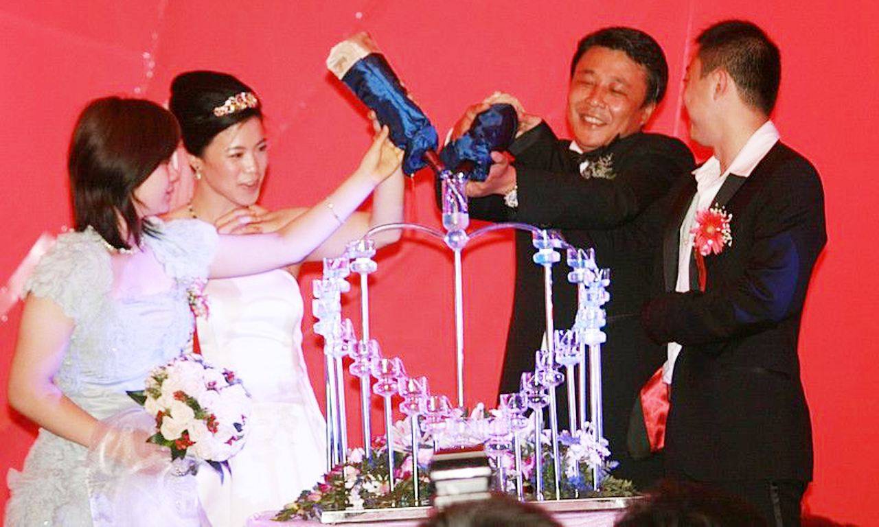 她就与郭斌举行了盛大而又浪漫无比的婚礼,并在这之后不久,他们就孕育