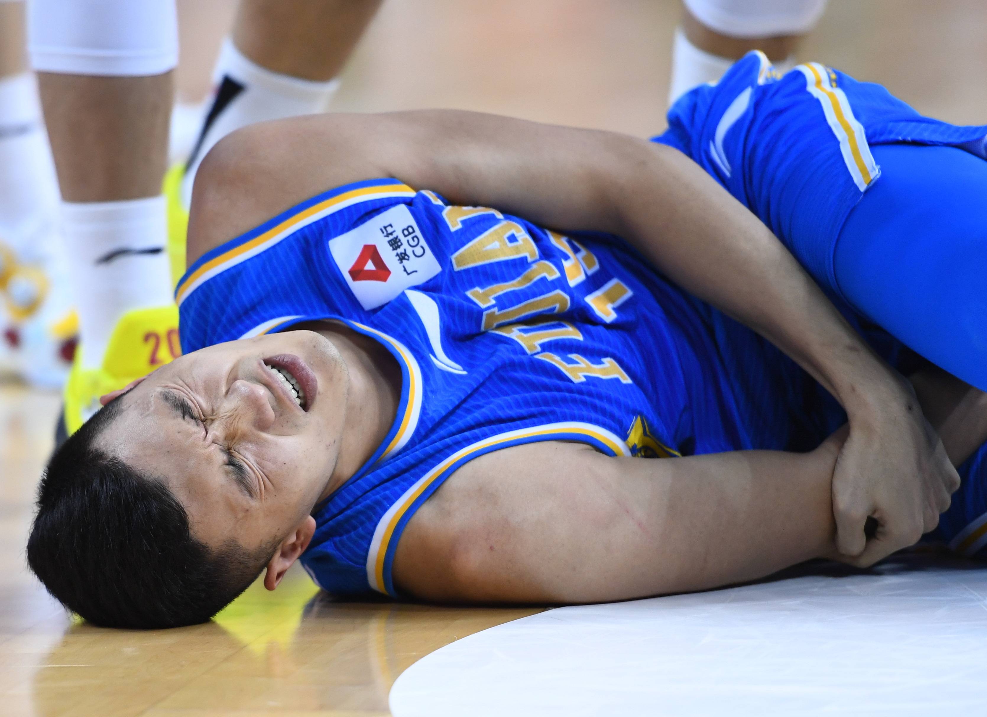 7月22日,福建豹发力队球员陈林坚受伤倒地.
