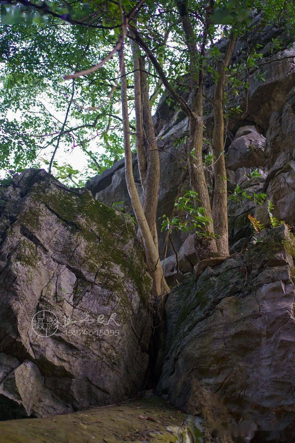 穿岩位于东安县川岩乡川岩村;翠岭的尽头,石岭侧边突然斜出一块巨石