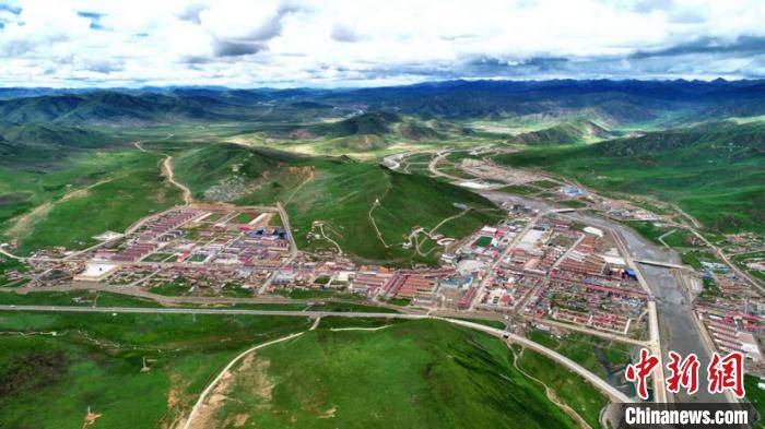 图为俯瞰甘德县城. 孙睿 摄