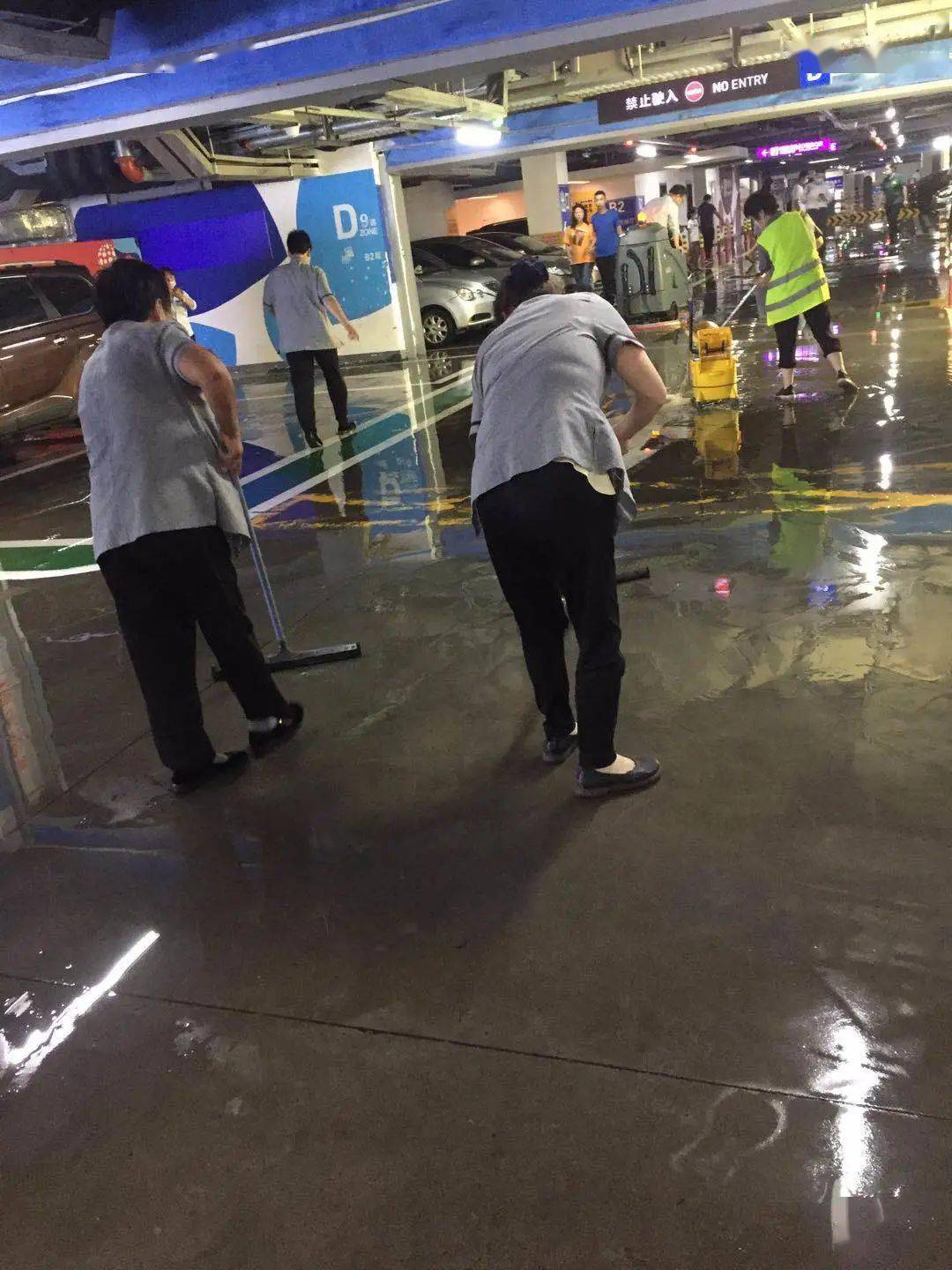 日照万象汇:地下停车场积水清理及时!用行动守护您与爱车!