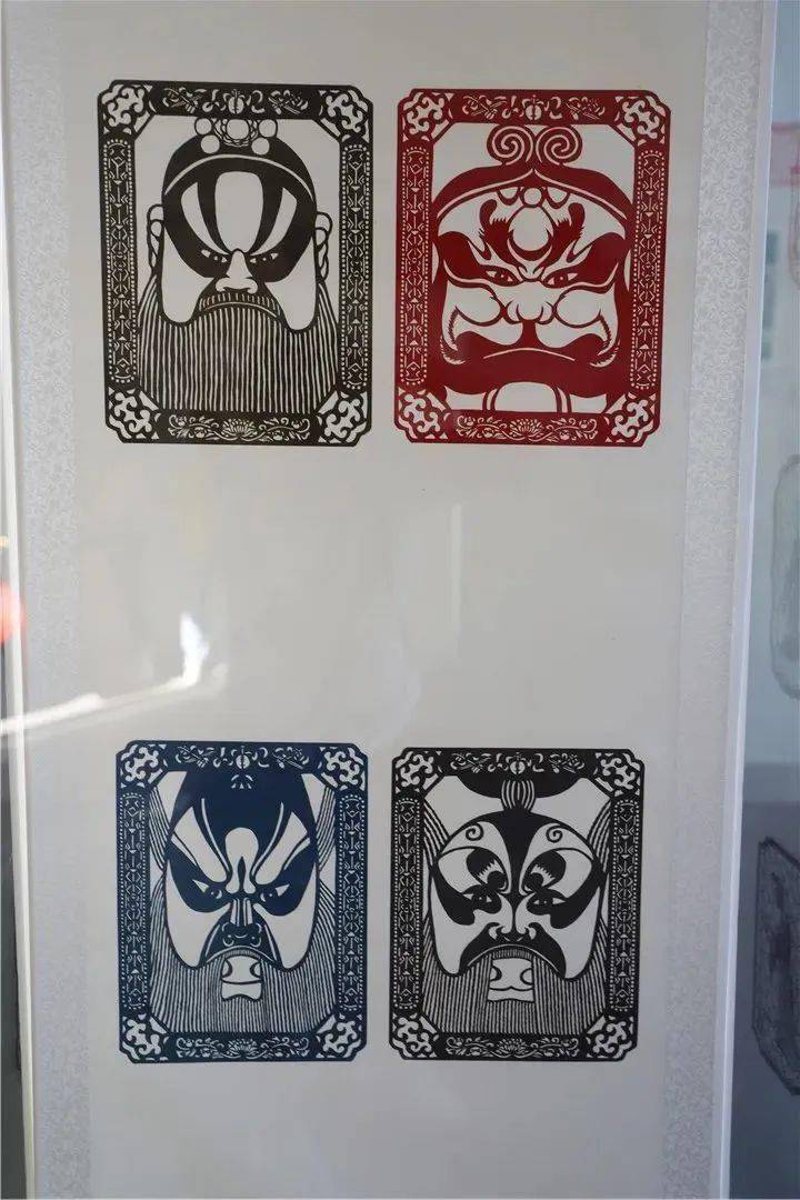 展示过程中,国家级非物质文化遗产金坛刻纸传承人,江苏省工艺美术大师