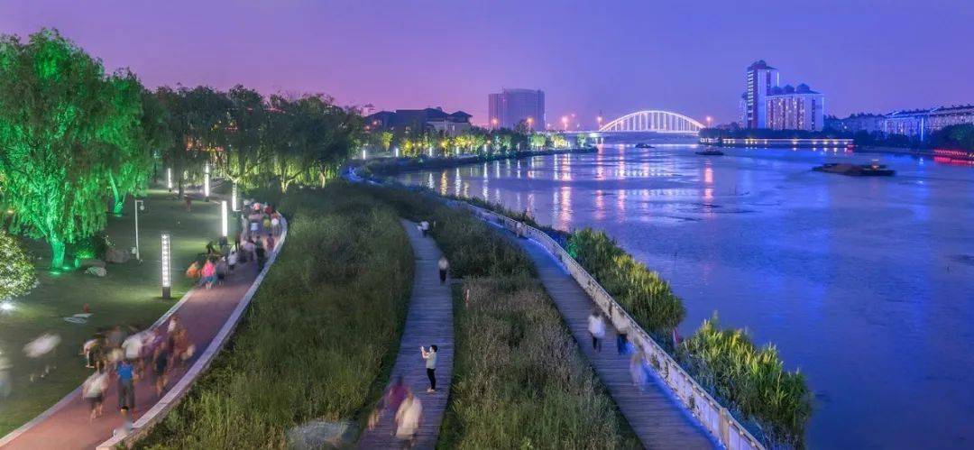 而如今作为运河风光带内最大的景观节点,新建的五龙桥公园沿运河而建