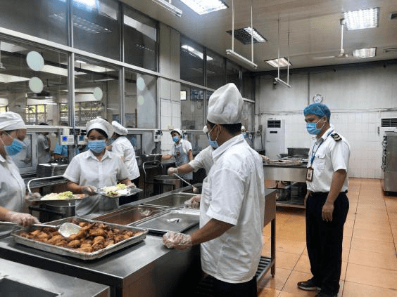 南朗市场监管工作人员分别驻点中山纪念中学和云衢中学堂食,全程监督