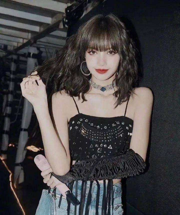 lisa的「直角肩」太a了吧,如何才能拥有这样的身材!