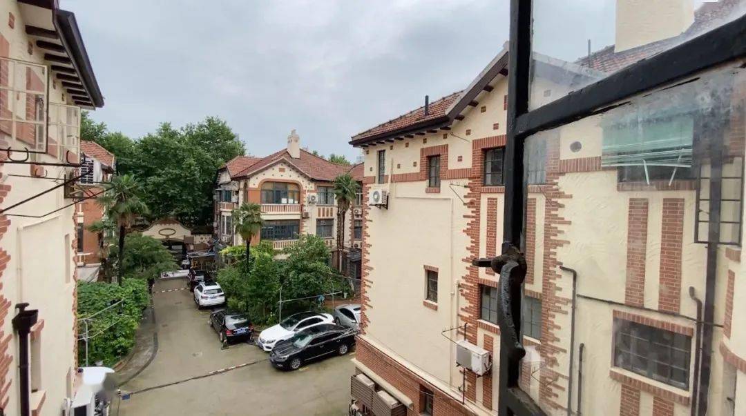 位于复兴中路1363号的"克莱门公寓"建于1929年,是一处法式公寓里弄