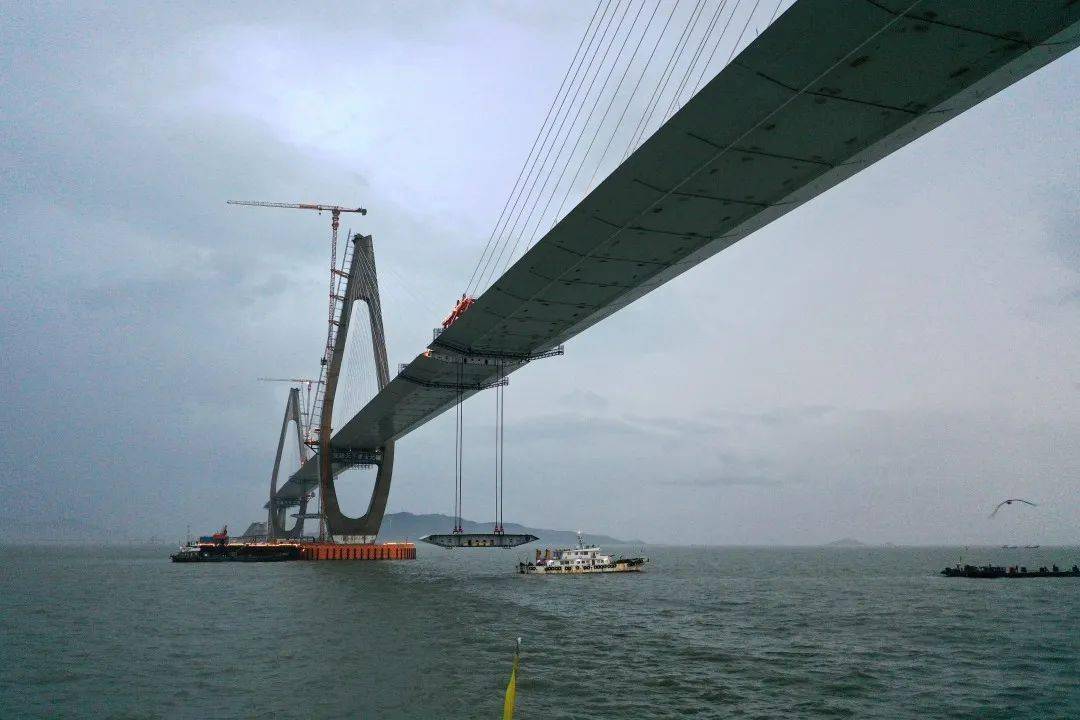 从鱼山大桥,富翅门大桥,到舟岱大桥矗立于东海之上,一路向北,初心不负