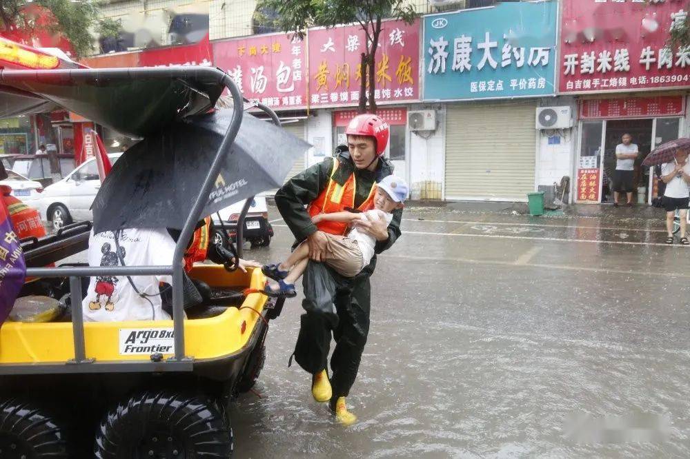 闪耀火焰蓝 积水封路孕妇突发状况 消防员公主抱雨中送到医院担架