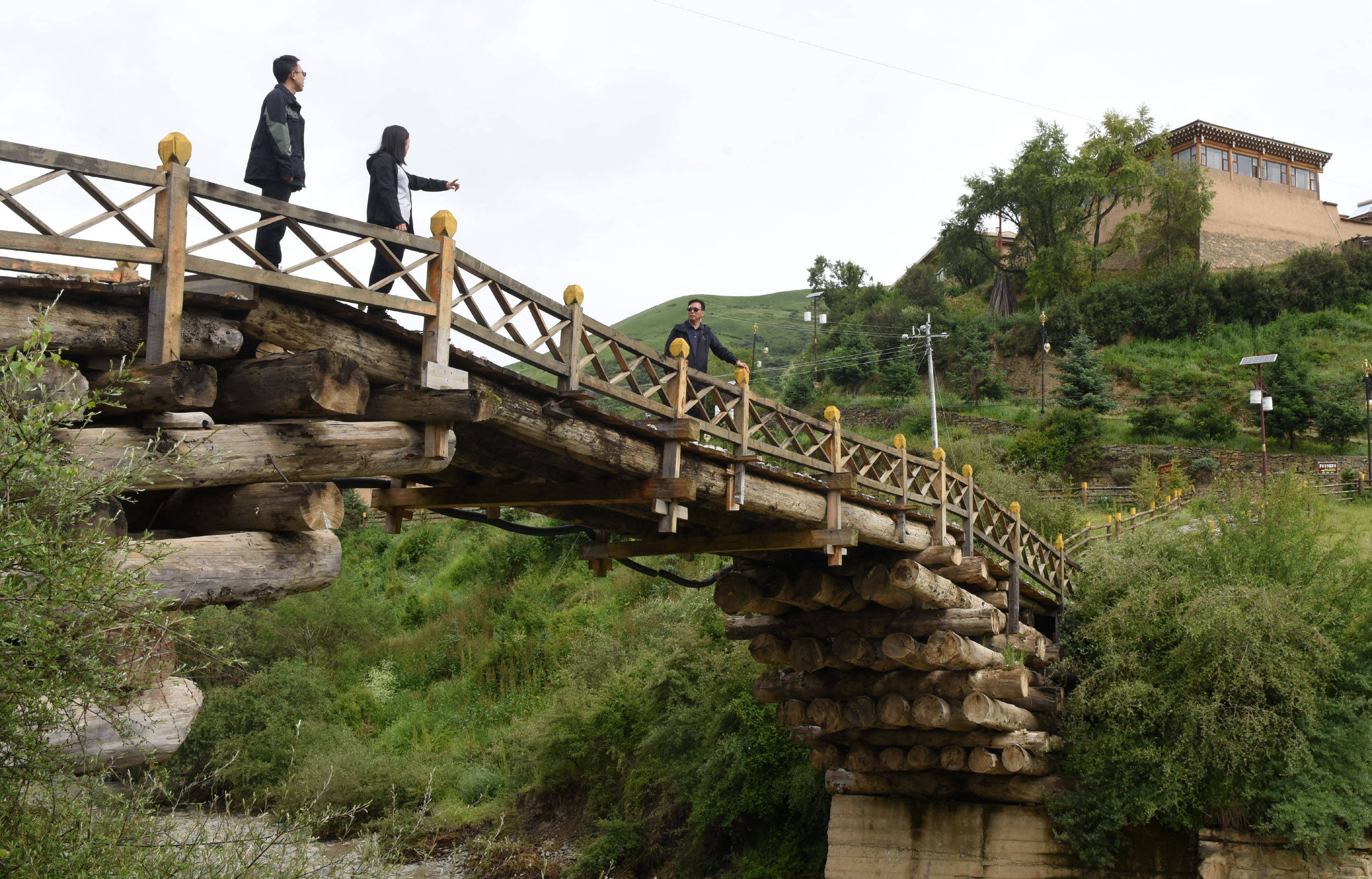 阿坝县查理乡神座村内的伸臂桥(7月5日摄).