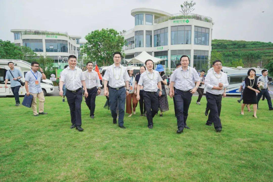 韩国旅游发展局成都办事处支社长赵洪儁;资阳市委常委,副市长刘华彬