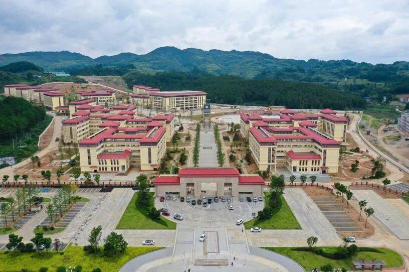 据悉,黄平民族中学整体搬迁项目已进入单体施工收口阶段,水,电,智能化