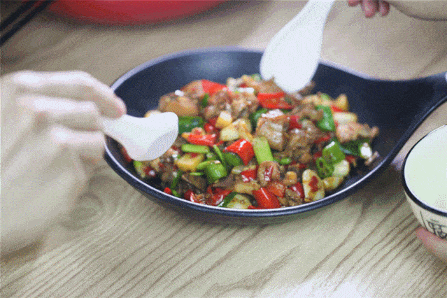 筷子轻轻一夹,鲜美的汁便流出来,这道菜准能俘获嗜辣嗜肉的你