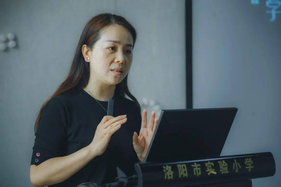 图8:李青青校长进行《办一所全面发展人的学校》汇报分享在接下来的