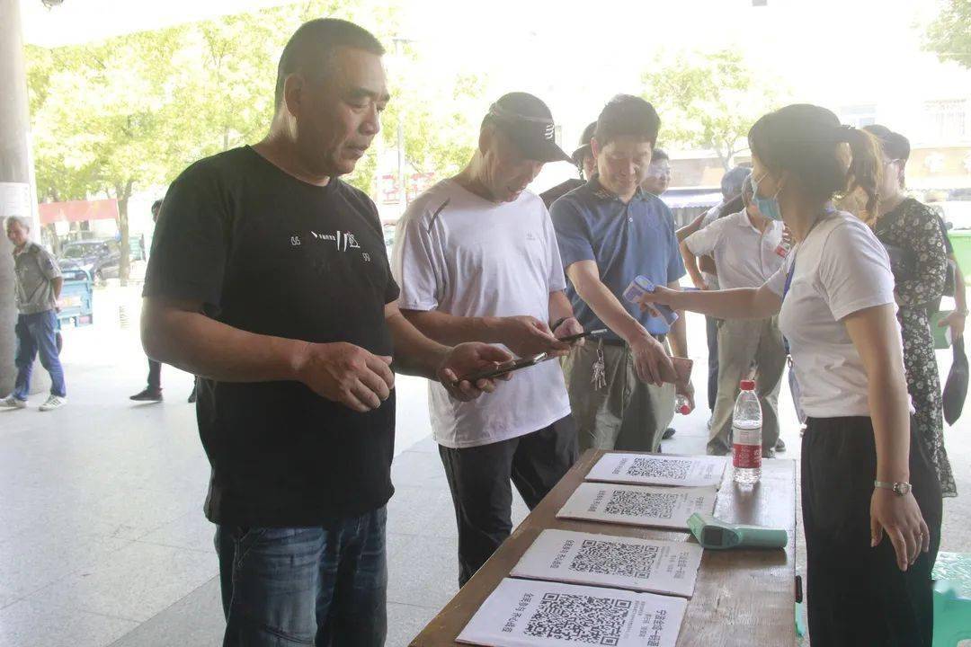 湖滨路道路景观改造提升工程和姚云龙先生纪念馆,认真参阅展板了解