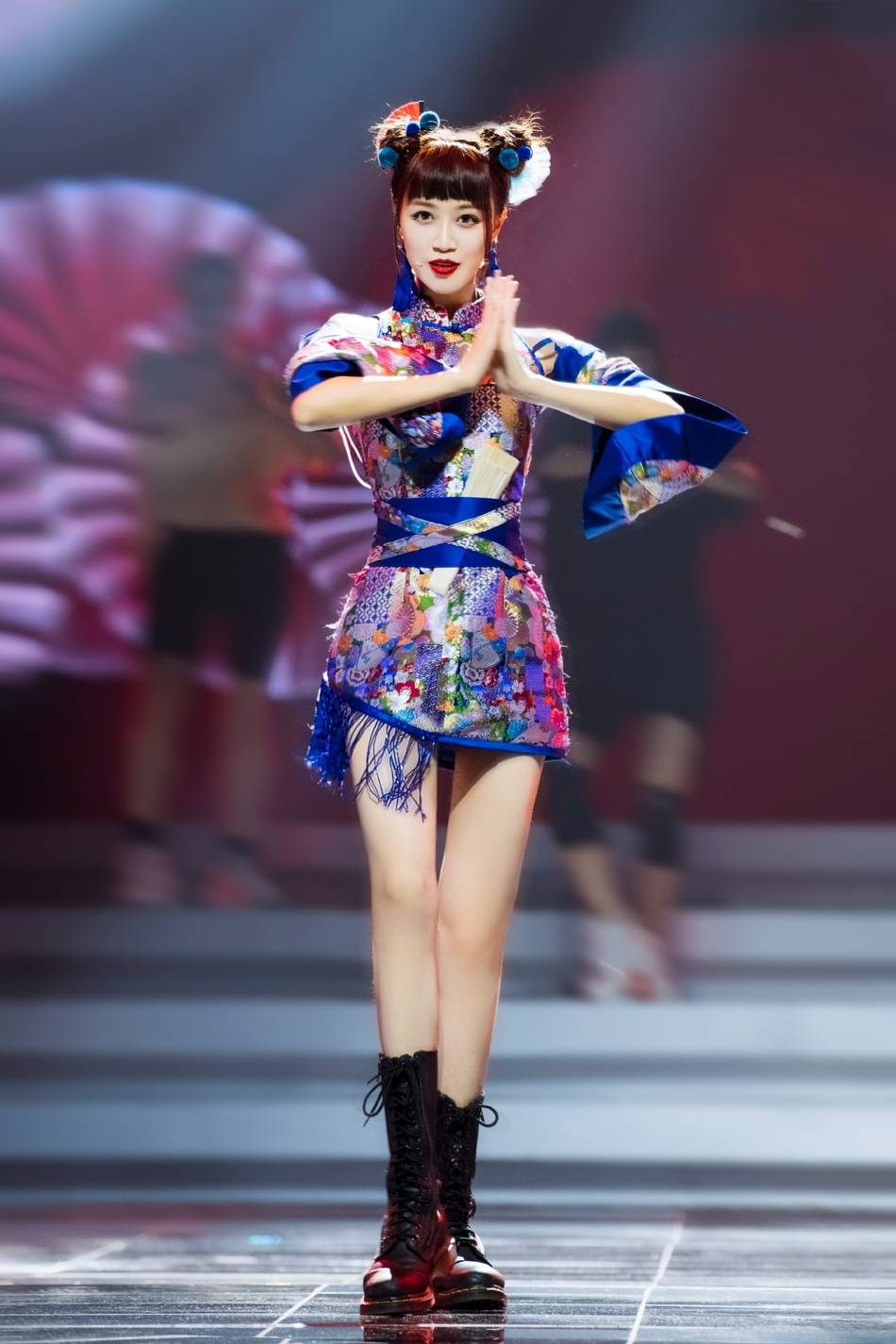 蓝盈莹身着蓝色国风旗袍 双丸子头元气满满