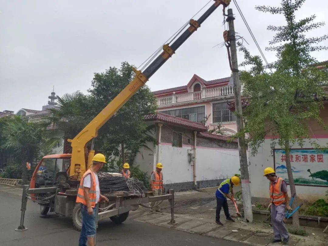 鹿邑城管冒雨拆除废弃电线杆及附属线缆加快推进老旧小区空间治理