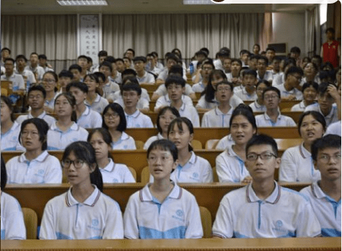 课后继续一起交流学习 (照片由新会梁启超纪念中学提供)"少年智则国智