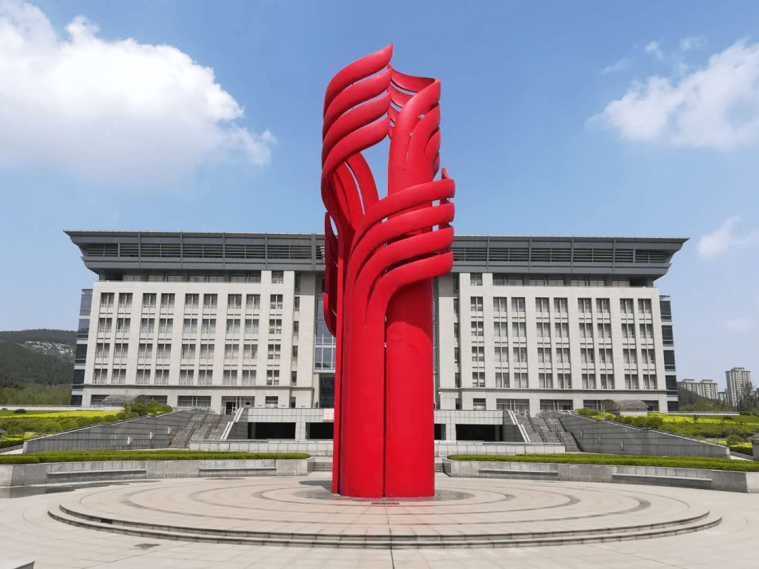 在济南大学图书馆前,学校的标志性雕塑"升华"似一簇火焰,不管在什么