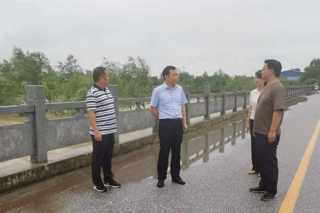 褚松涛来到高庙镇塔桥村,小清河薛营桥处,走访察看农